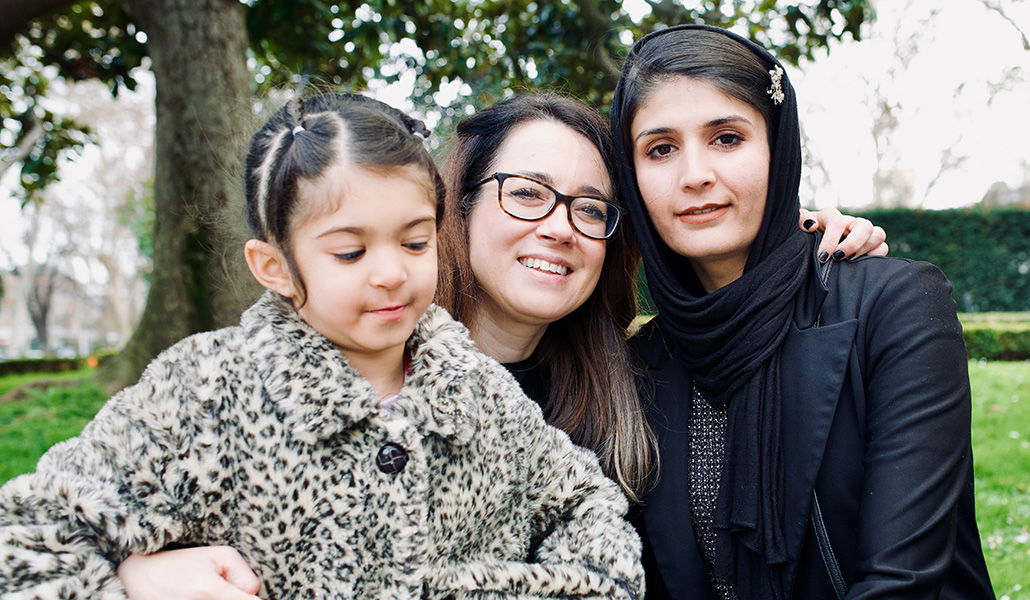 María José Rodríguez con Nilab Safi y su hija, a las que ayuda a través de su asociación