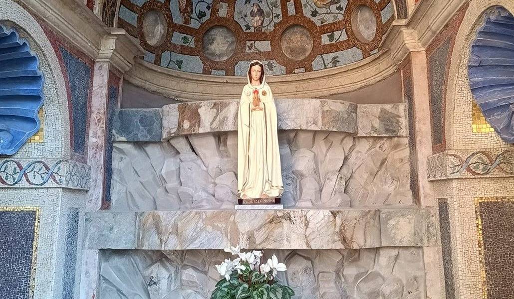 La imagen de Maria Rosa Mística que desde este lunes se encuentra en los Jardines Vaticanos.
