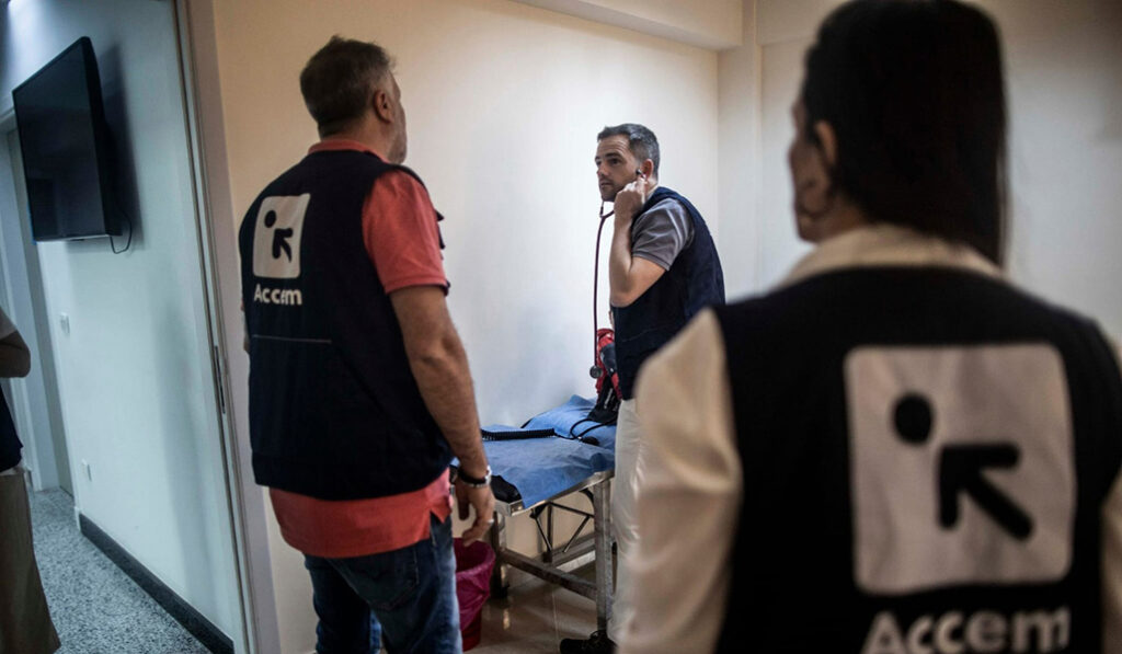 Un miembro del Ministerio de Sanidad examina a uno de los niños