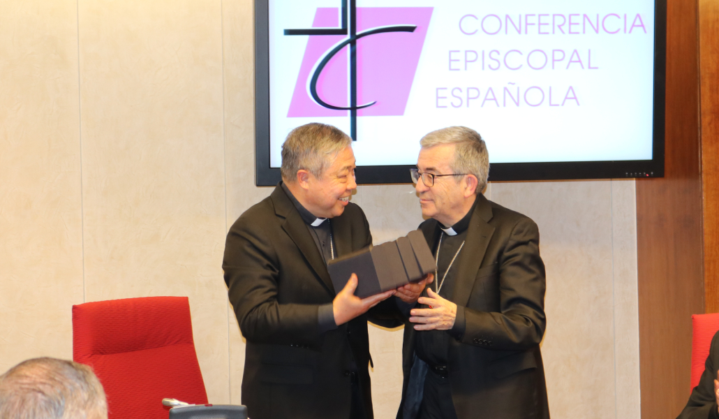 Luis Argüello le entrega un regalo al nuncio