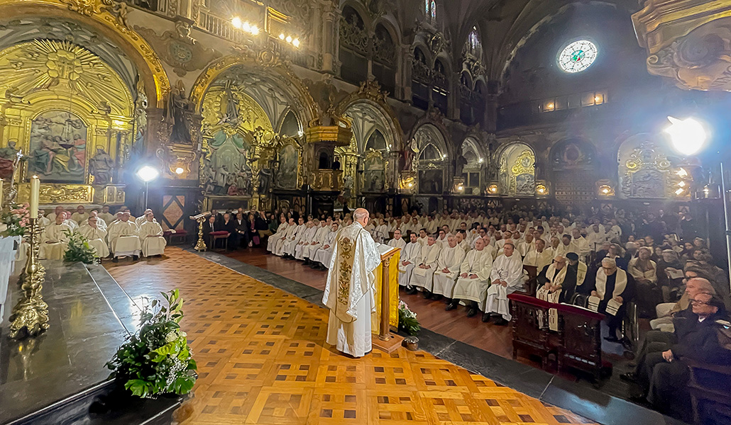 Fernando Ocáriz durante la Misa de acción de gracias por el centenario de la ordenación sacerdotal de san Josemaría en la iglesia del Seminario de San Carlos en Zaragoza