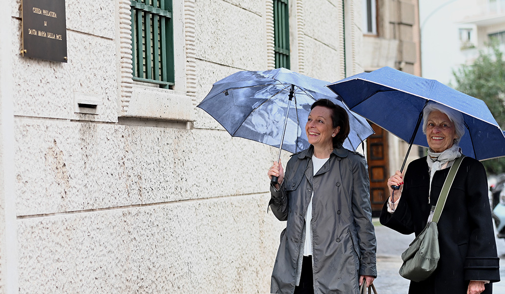 Dos participantes del congreso extraordinario en el que la obra avanzó en la adecuación de sus estatutos