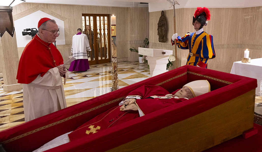 El cuerpo del Papa Francisco en la capilla de la Casa Santa Marta