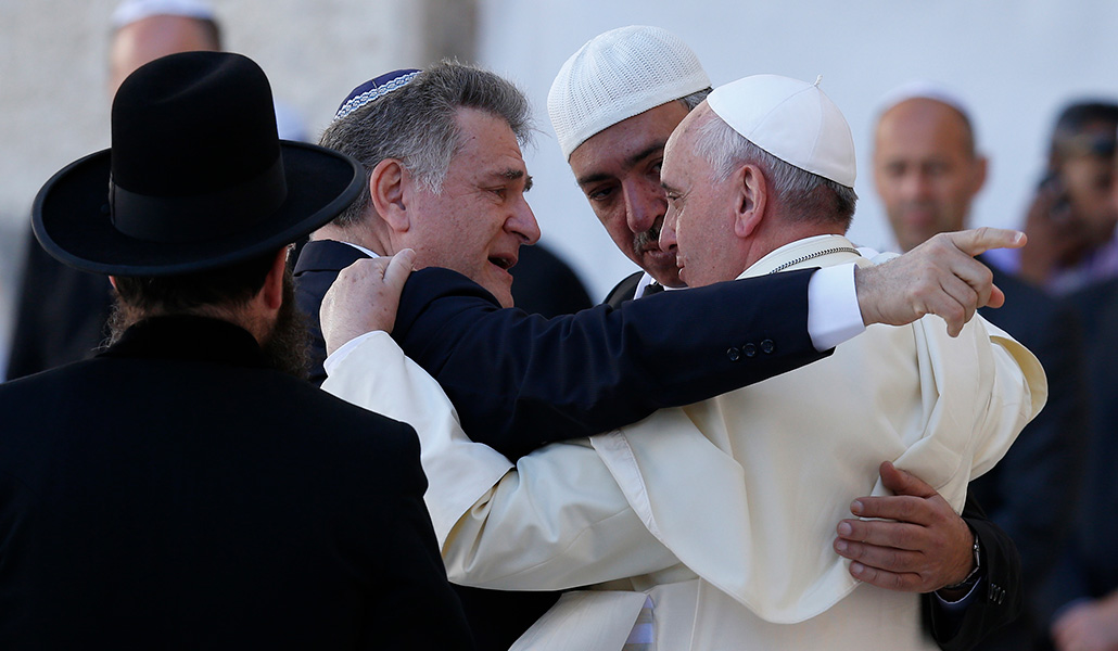 El icónico abrazo entre el Papa Francisco, Abraham Skorka y Omar Abboud, en el año 2014