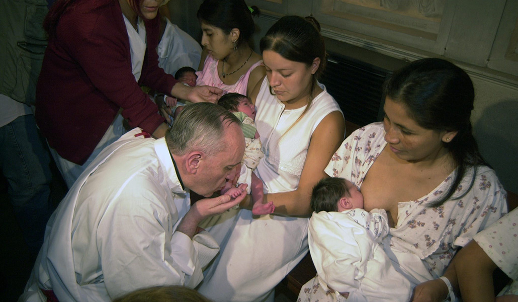 Lavatorio de pies a madres y bebés el Jueves Santo de 2005