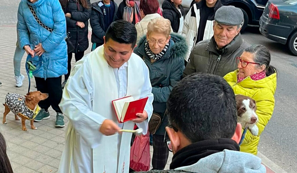 El sagrario se ve desde la calle, signo de la presencia de la Iglesia en medio del barrio