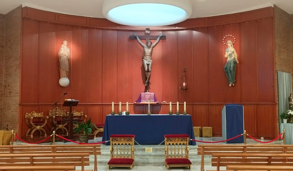 El sagrario se ve desde la calle, signo de la presencia de la Iglesia en medio del barrio