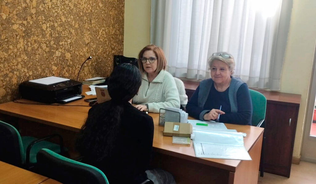 Los voluntarios de Cáritas acogen a muchos recién llegados a España