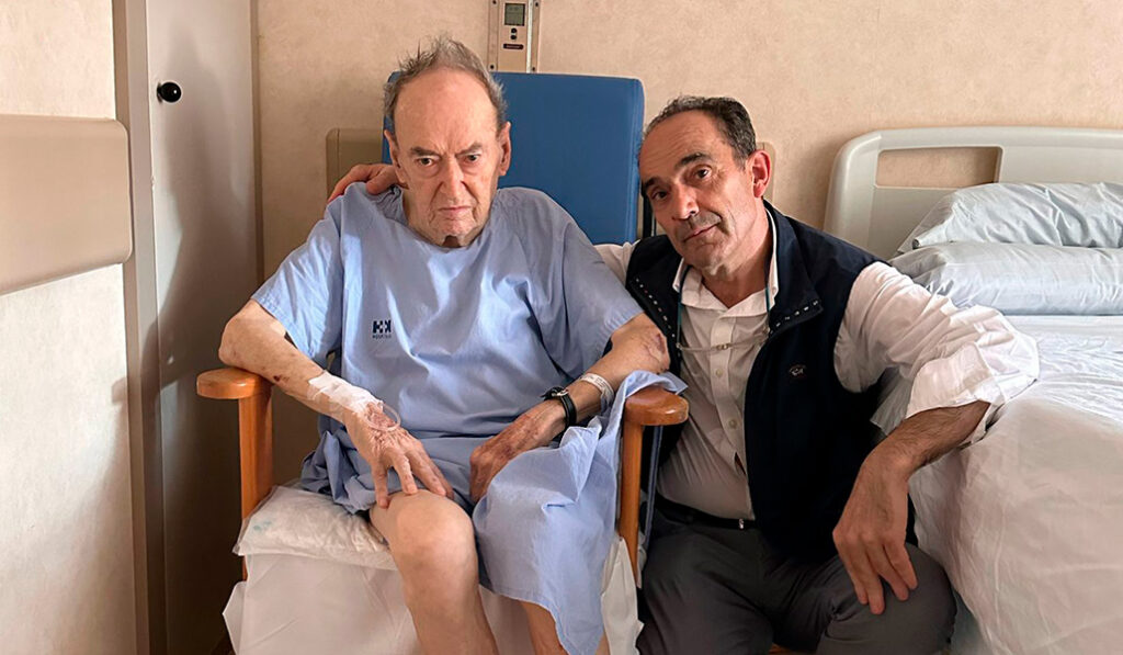 Bienvenido Nieto, a la derecha, junto a un usuario de la residencia