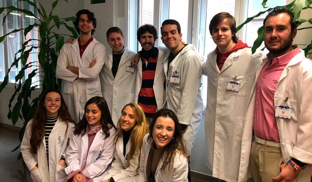 Jóvenes visitan el hospital a través de sus residencias universitarias