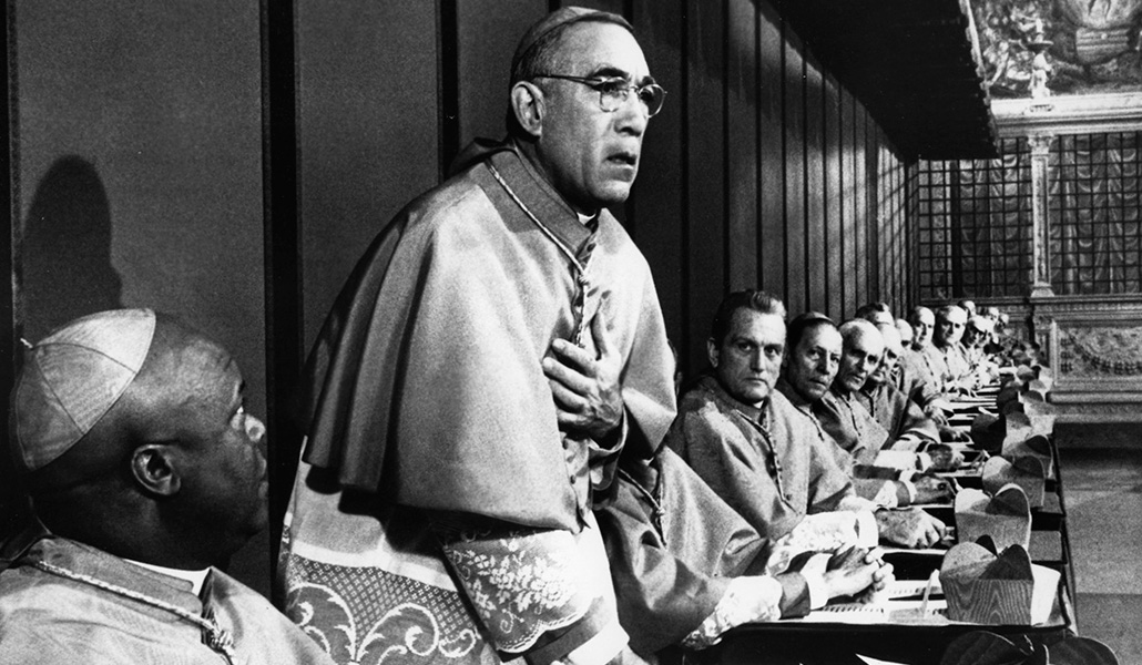 Anthony Quinn da vida al cardenal Kiril Lakota, luego Papa Cirilo