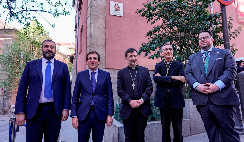 El concejal del distrito Centro, el alcalde, el cardenal Cobo, el párroco de la colegiata de Madrid y el hermano mayor de la hermandad de Jesús el Pobre