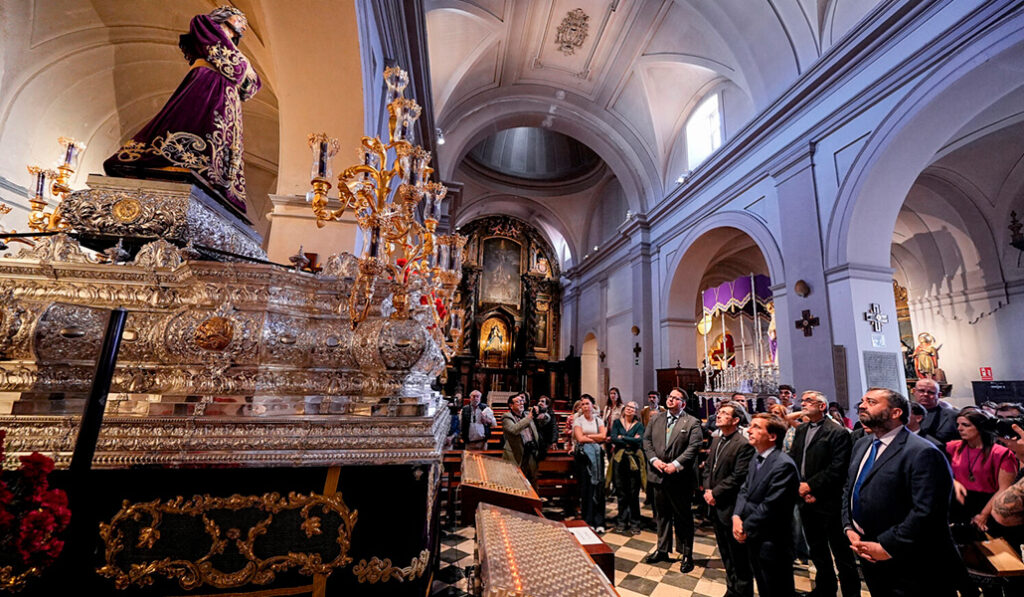 Las autoridades contemplando la imagen de Jesús el Pobre