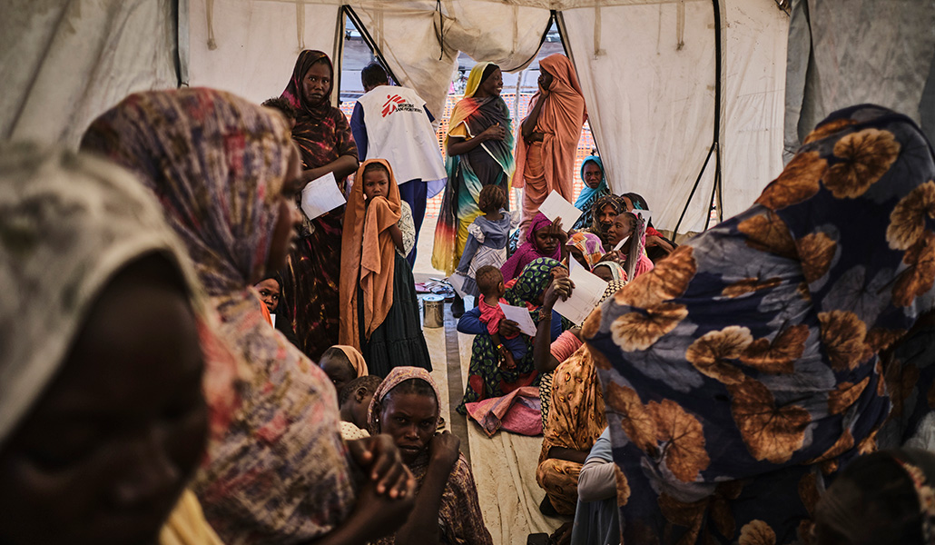 Refugiadas sudanesas esperan a ser atendidas en la clínica de Médicos Sin Fronteras, única organización humanitaria en Atham, a cinco kilómetros de la frontera