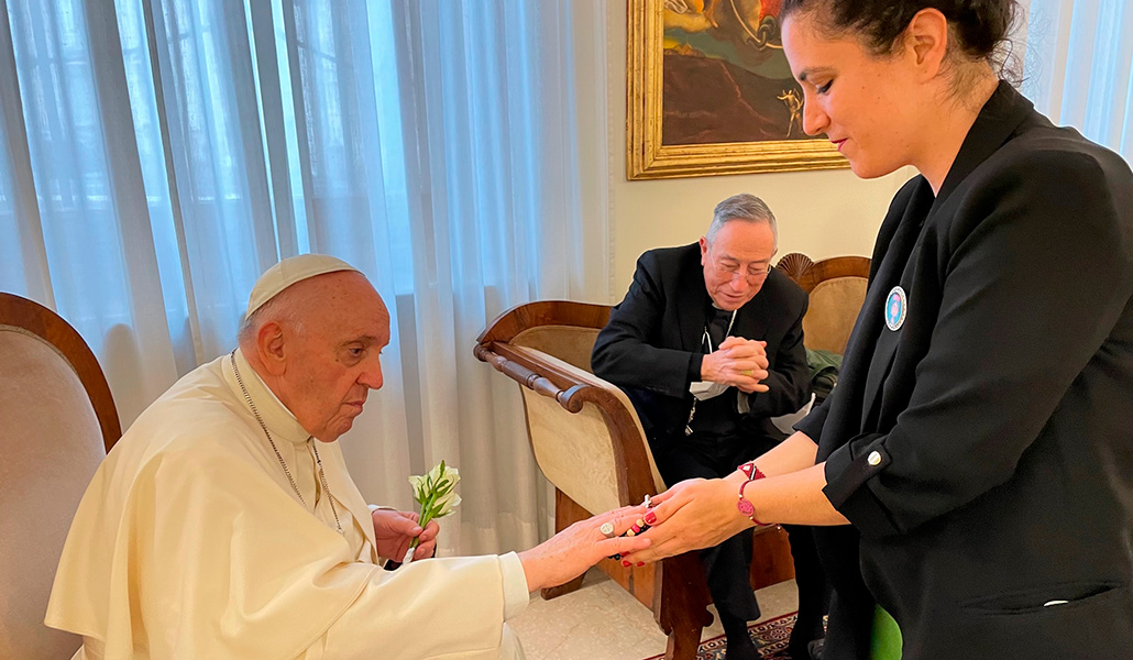 El Papa Francisco bendijo los rosarios para Myanmar que le llevó Cristina Sánchez