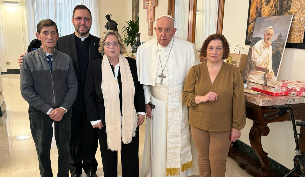 Salvador junto a sus padres y el Papa