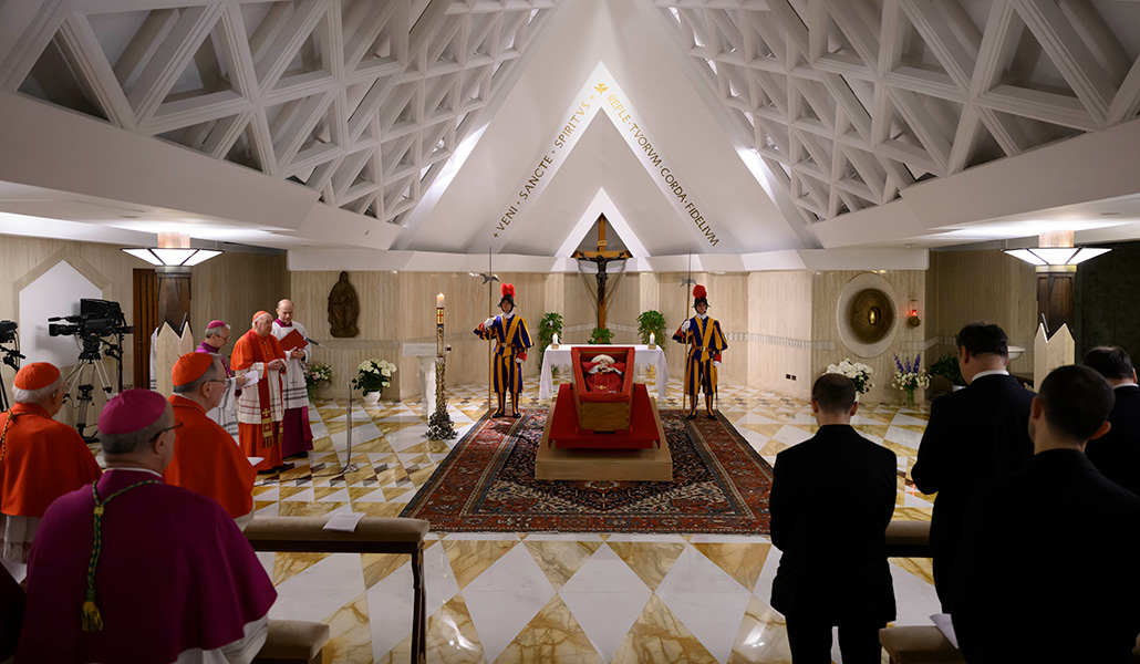 El cuerpo del Papa esperando el traslado a San Pedro en la capilla de Santa Marta