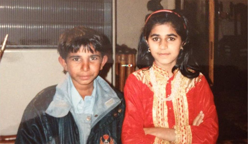 Iqbal Masih en una imagen con una niña tras su liberación.