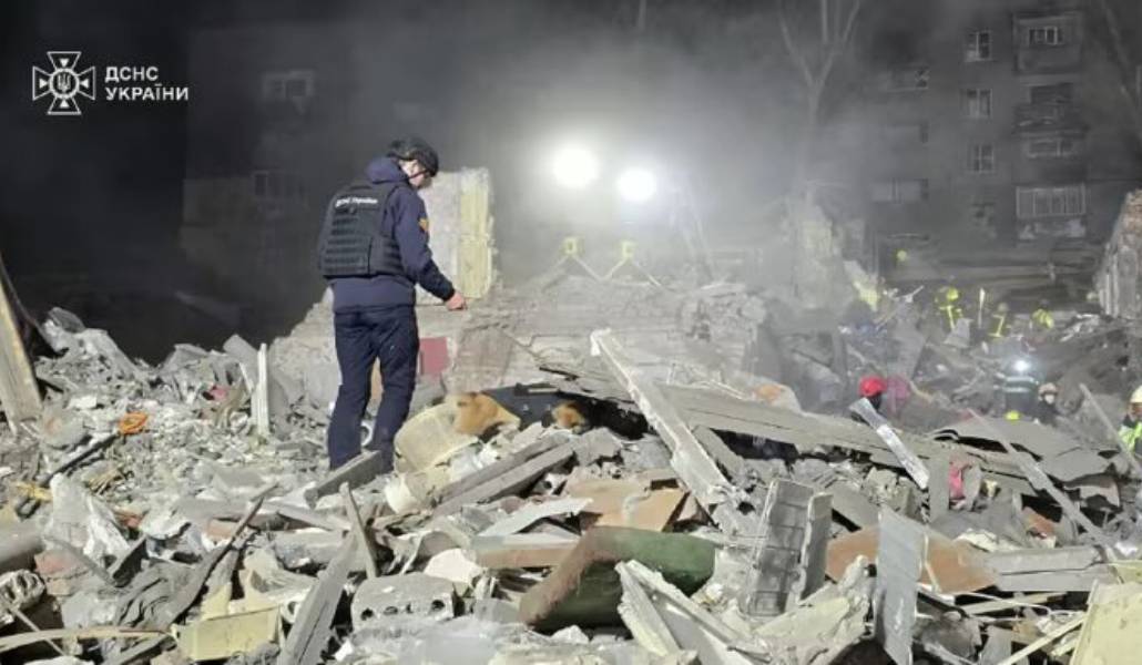 Equipos de rescate entre los escombros del edificio de Kiev.