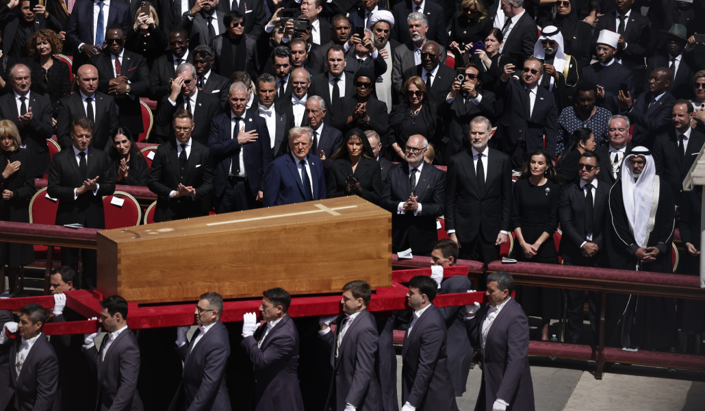El féretro de Francisco pasa por delante de los representantes políticos