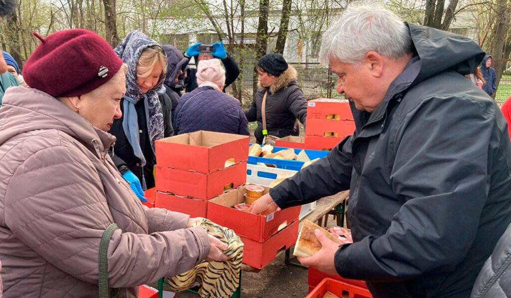 El cardenal Konrad Krajewski repartiendo comida