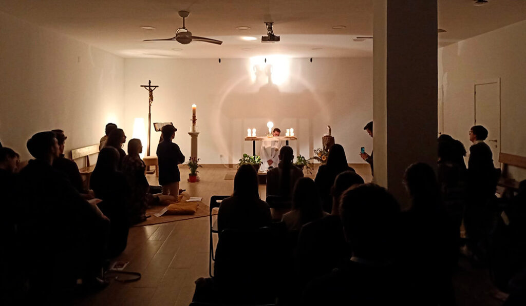 En Arde los jóvenes se reúnen para adorar al Señor