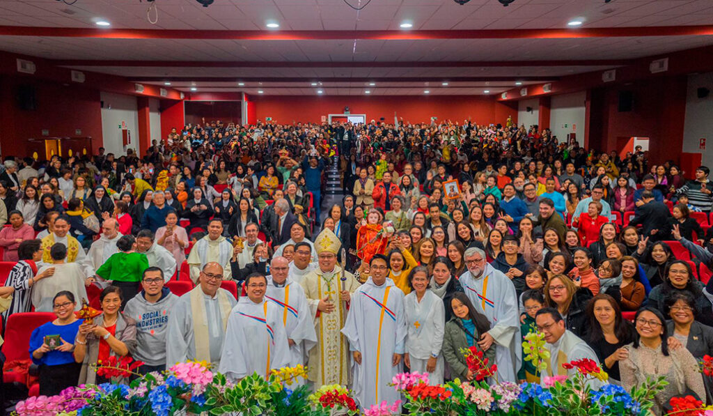 Los filipinos se reúnen en Nuestra Señora del Espino