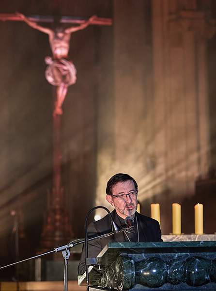 José Cobo en el vía crucis que se celebró el año pasado en la catedral de la Almudena