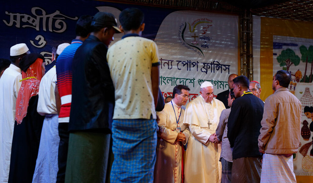 El encuentro con los rohingyá marcó su visita a Bangladés