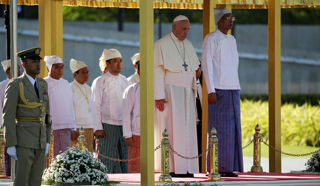 Ceremonia de bienvenida en el palacio presidencial de Myanmar