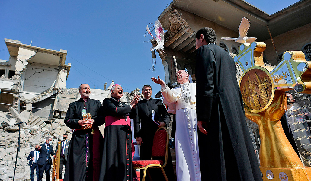 El Papa libera una paloma como un gesto de paz en su viaje a Irak en 2021