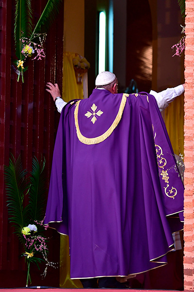 Inauguró el Año de la Misericordia en la catedral de Bangui (República Centroafricana).