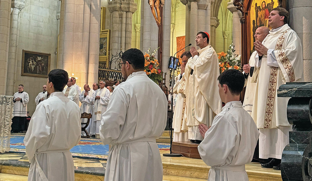 Cobo presidió una Misa a la que acudieron los fieles masivamente