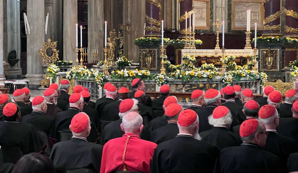 Los cardenales durante el rezo de las segundas vísperas en la basílica de Santa María la Mayor