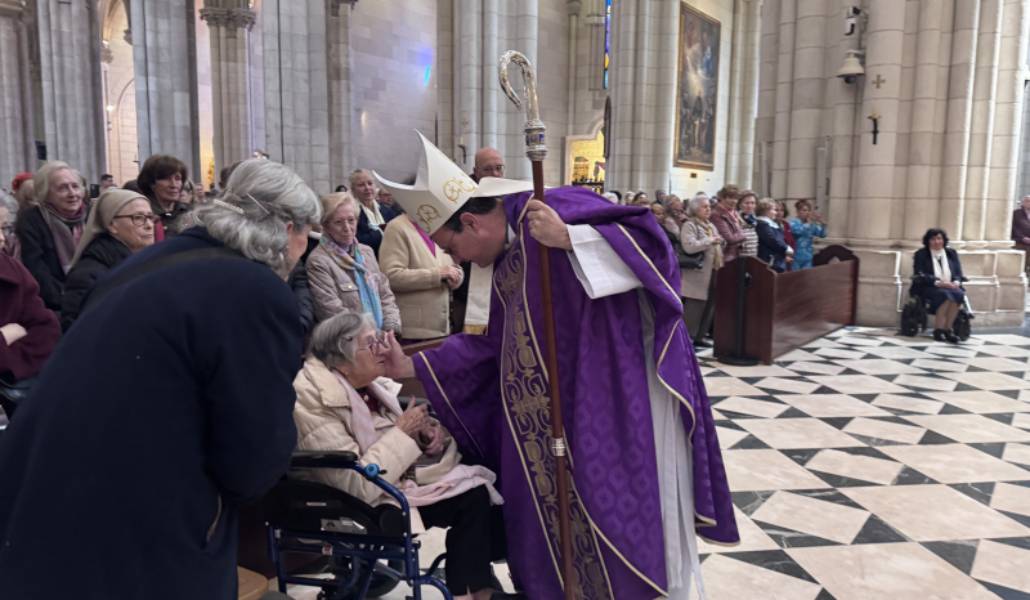 El obispo auxiliar de Madrid, José Antonio Álvarez, durante la celebración en la catedral de la Almudena