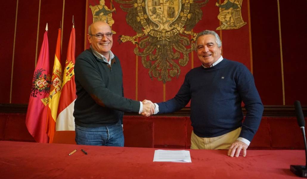 El conejal Juan Marín, a la izquierda, y el coordinador de la asociación, Francisco Rodríguez, a la derecha