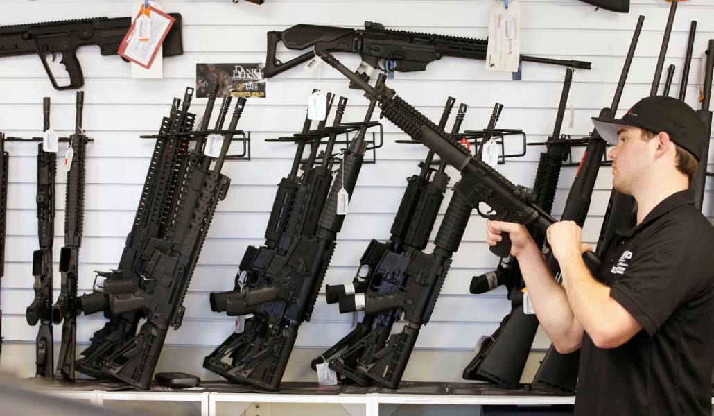Un hombre vende rifles semiautomáticos en Estados Unidos