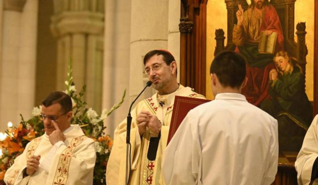 El cardenal Cobo durante la celebración este domingo en la catedral de la Almudena