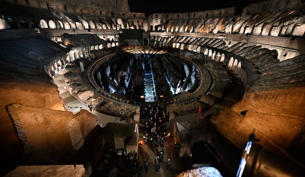 El Coliseo de Roma se ilumina durante la procesión del Vía crucis el Viernes Santo