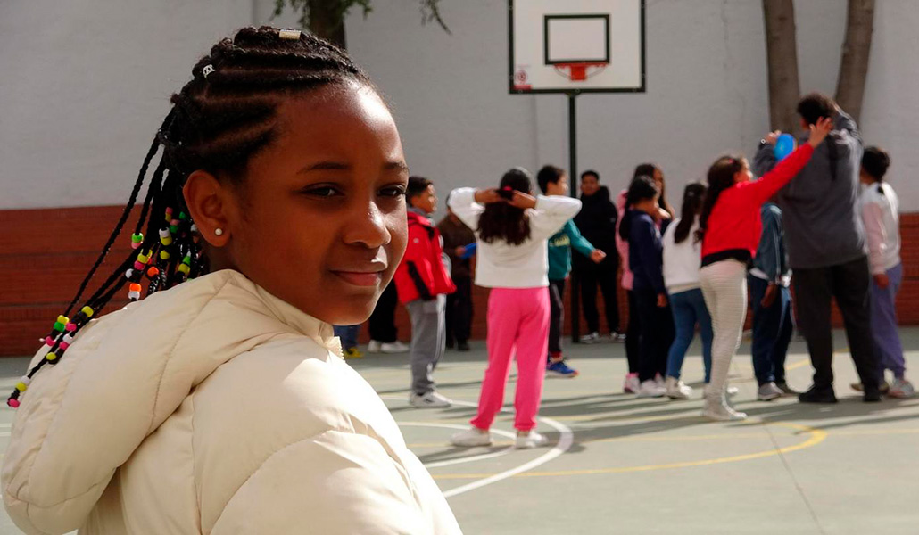 Una niña en las colonias organizadas en la Semana Santa de 2024