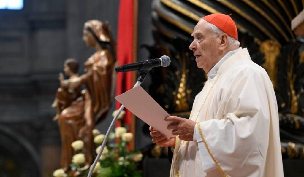 El cardenal Domenico Calcagno durante la lectura de la homilía escrita por el Papa Francisco