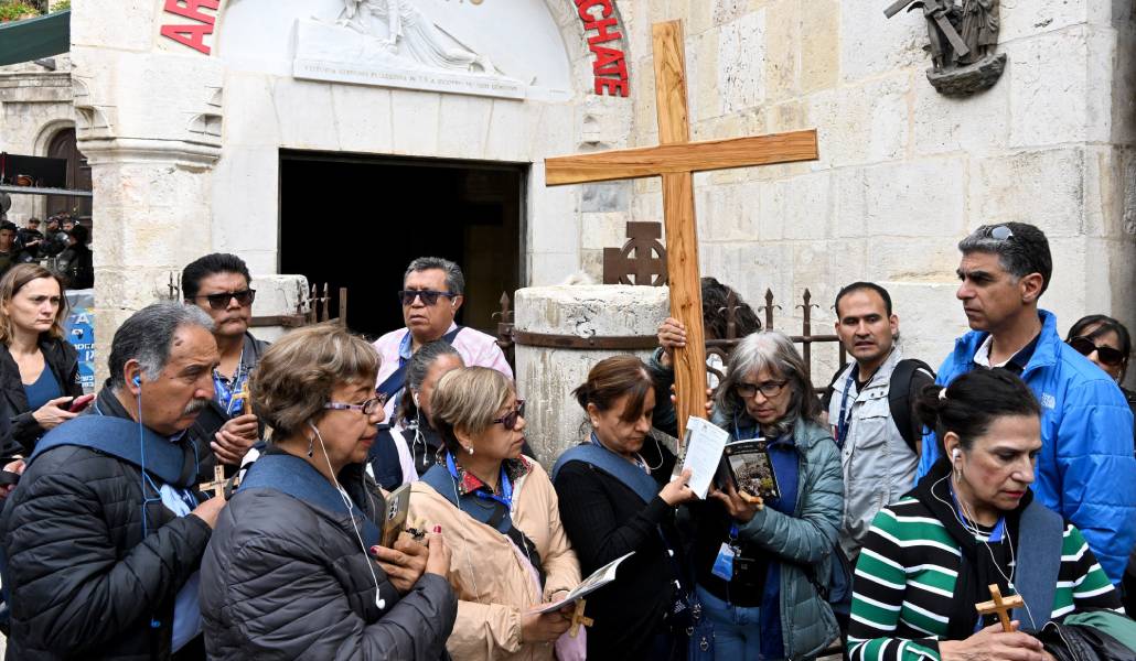 Peregrinos cristianos rezan el vía crucis en Jerusalén