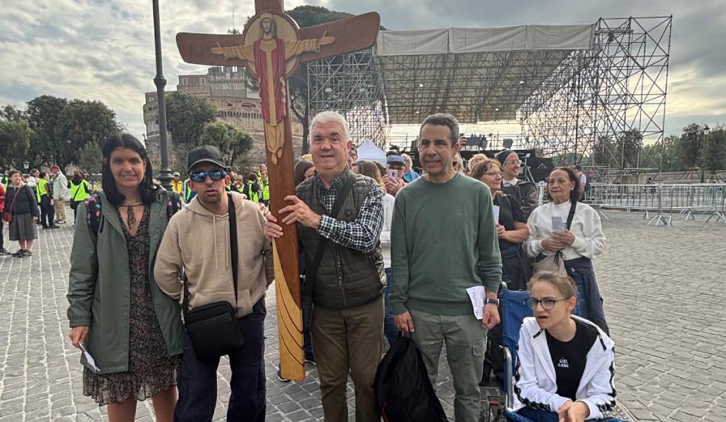 Los peregrinos españoles en representación de la discapacidad en la Piazza Pia frente a la basílica de San Pedro