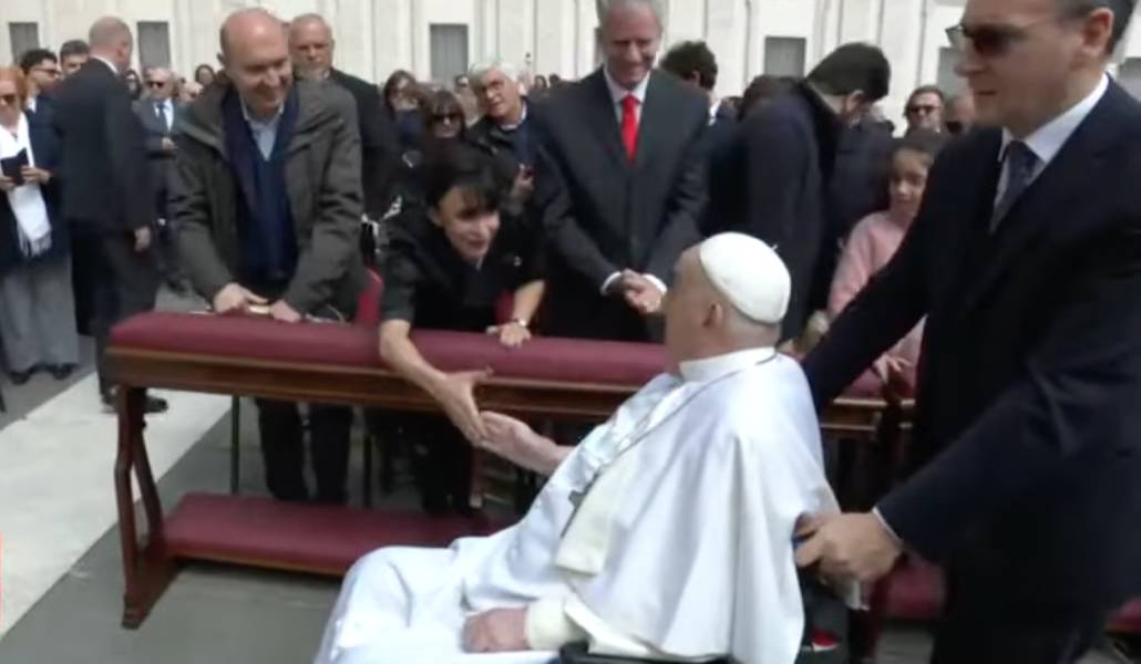 Emilce Cuda saluda al Papa Francisco en la celebración del Domingo de Ramo