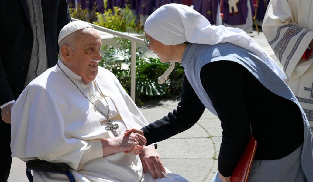 El Papa saluda a una religiosa este domingo en la plaza de San Pedro durante el Jubileo de los Enfermos