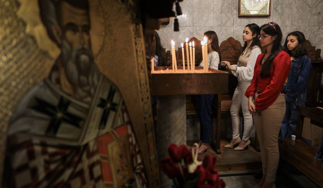 Cristianos palestinos en la iglesia griega ortodoxa de San Porfirio en la que estos días se reza por el Papa Francisco