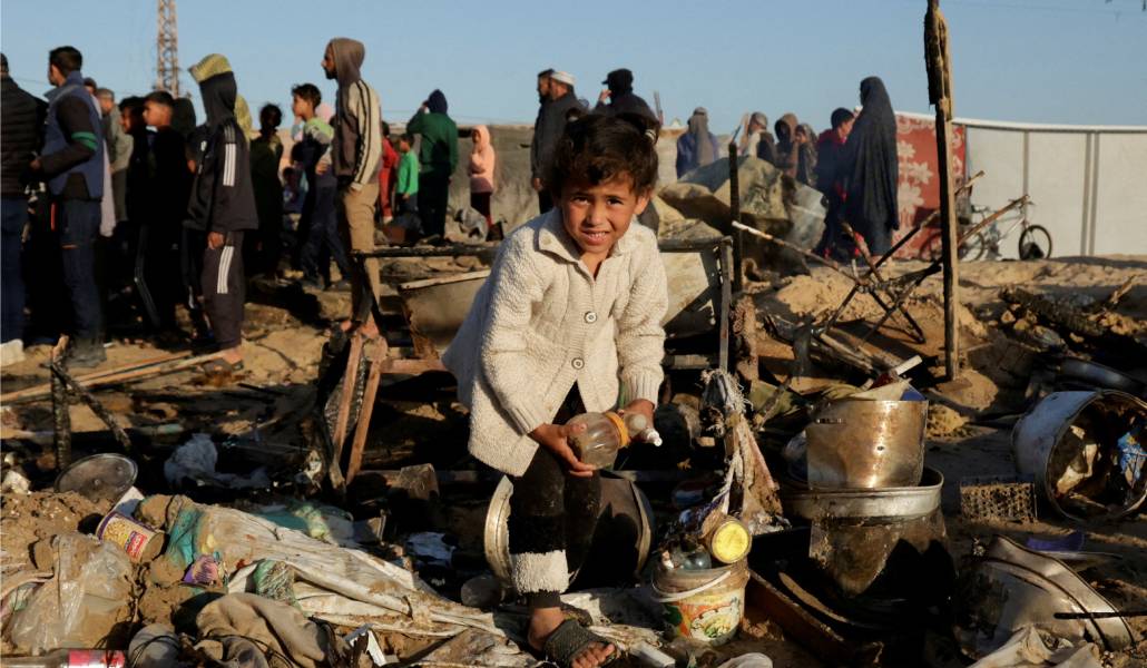 Un niño observa el lugar de un ataque aéreo israelí en Khan Younis, en el sur de la Franja de Gaza este jueves, contra un campamento que albergaba a personas desplazadas