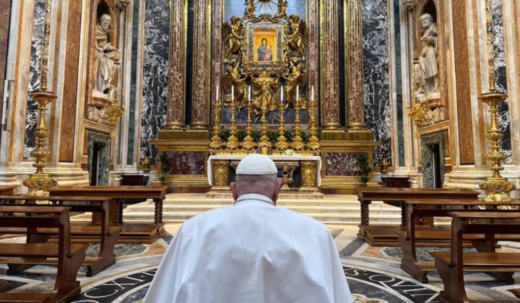 El Pontífice rezando esta tarde en la basílica de Santa María la Mayor