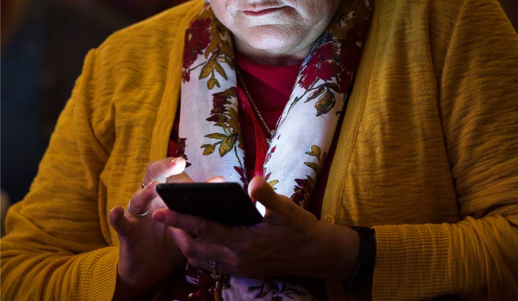 Una mujer consulta su teléfono