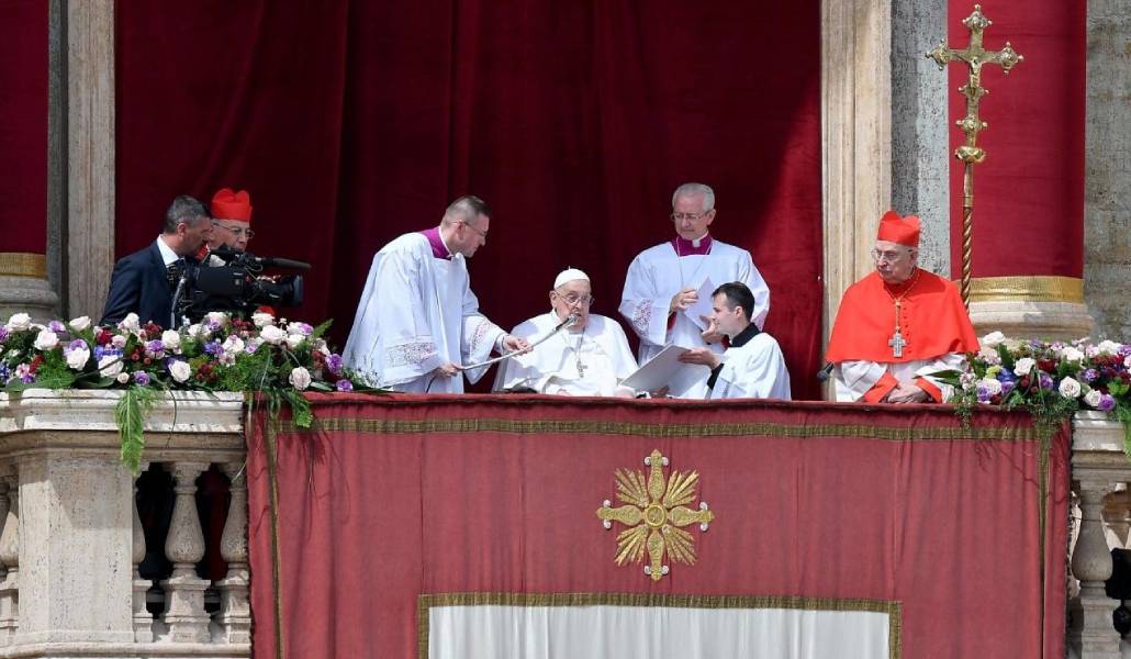 El Papa Francisco durante la bendición 'urbi et orbi' de este Domingo de Resurrección